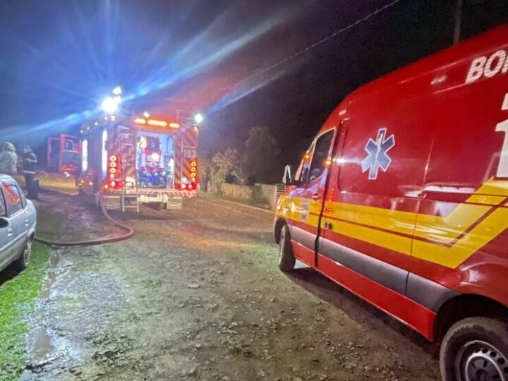 Incêndio atinge residência em Mafra durante a madrugada