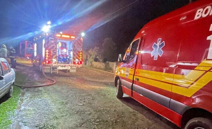 Incêndio atinge residência em Mafra durante a madrugada