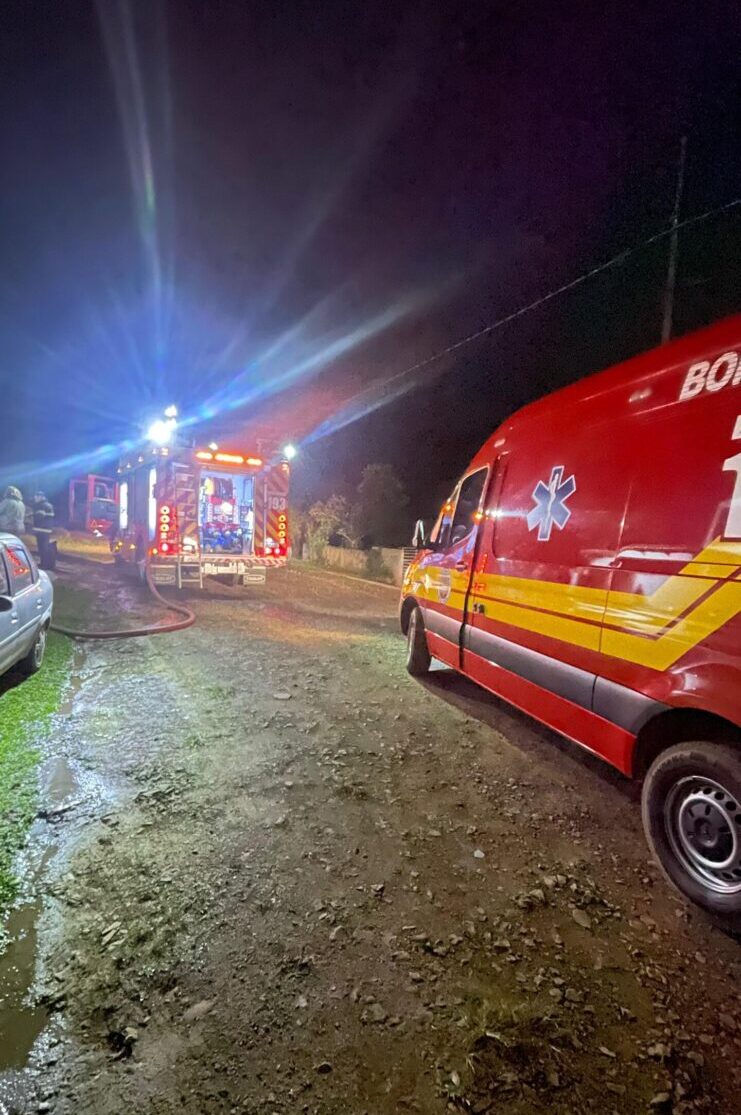 Incêndio atinge residência em Mafra durante a madrugada