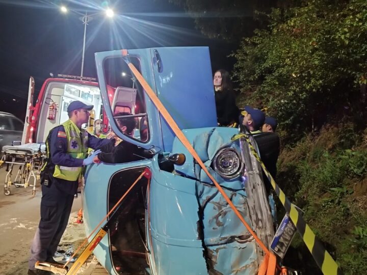 Colisão e tombamento mobilizam bombeiros em Rio do Sul na noite de Segunda-Feira