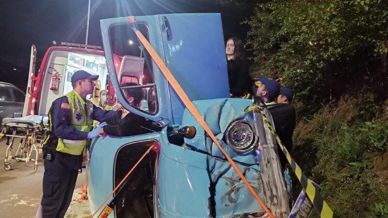 Colisão e tombamento mobilizam bombeiros em Rio do Sul na noite de Segunda-Feira