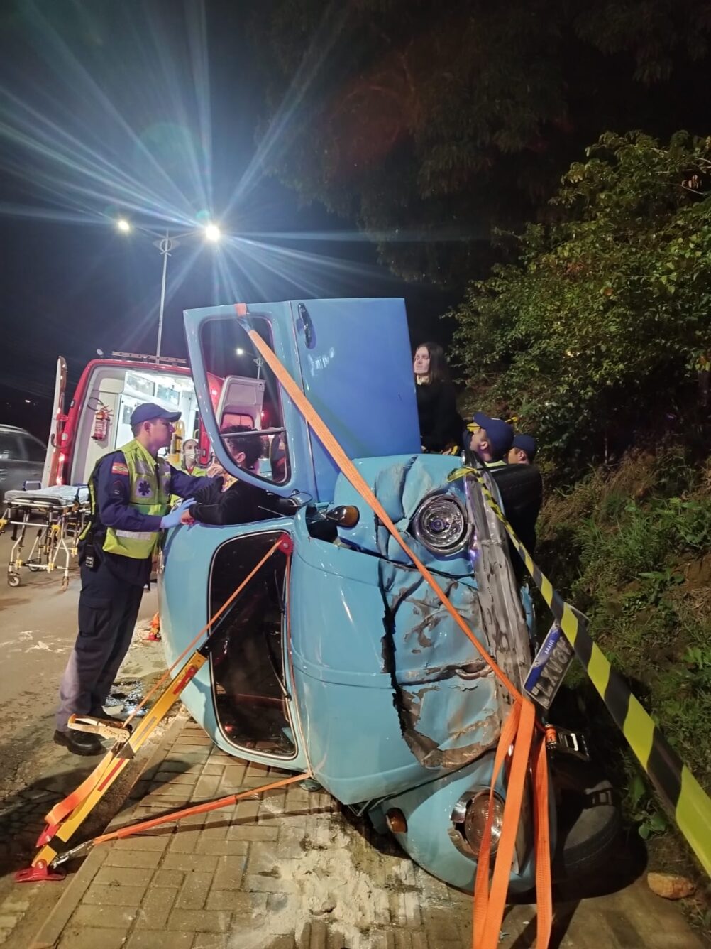 Colisão e tombamento mobilizam bombeiros em Rio do Sul na noite de Segunda-Feira