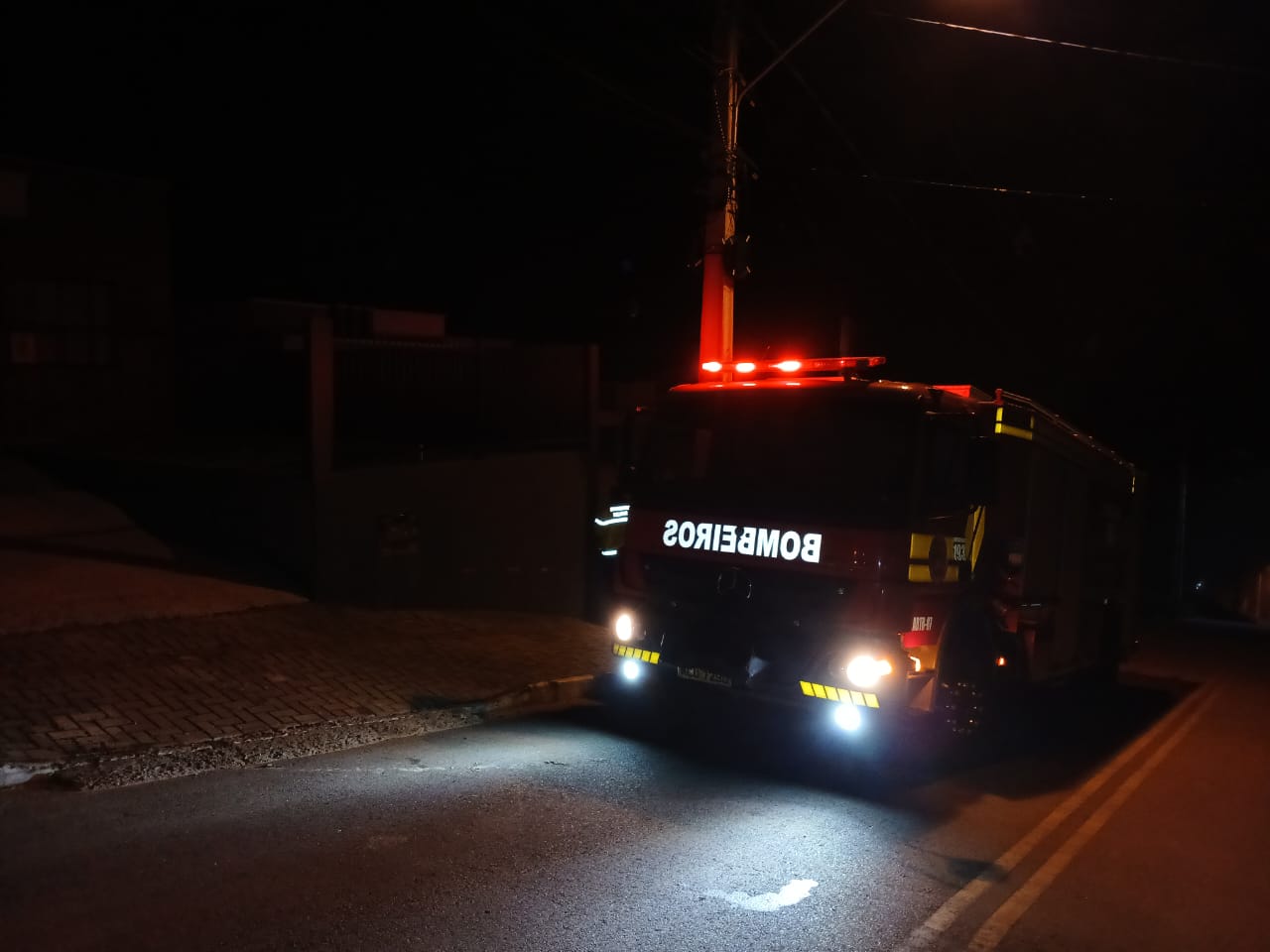 Princípio de incêndio mobiliza bombeiros em Agronômica durante a madrugada