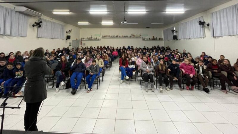 Palestra musical “Meus sonhos não podem ser uma Droga” mobiliza estudantes em Santa Terezinha