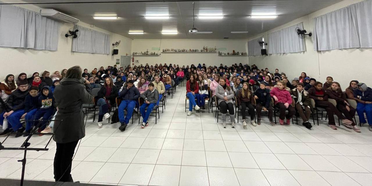 Palestra musical “Meus sonhos não podem ser uma Droga” mobiliza estudantes em Santa Terezinha