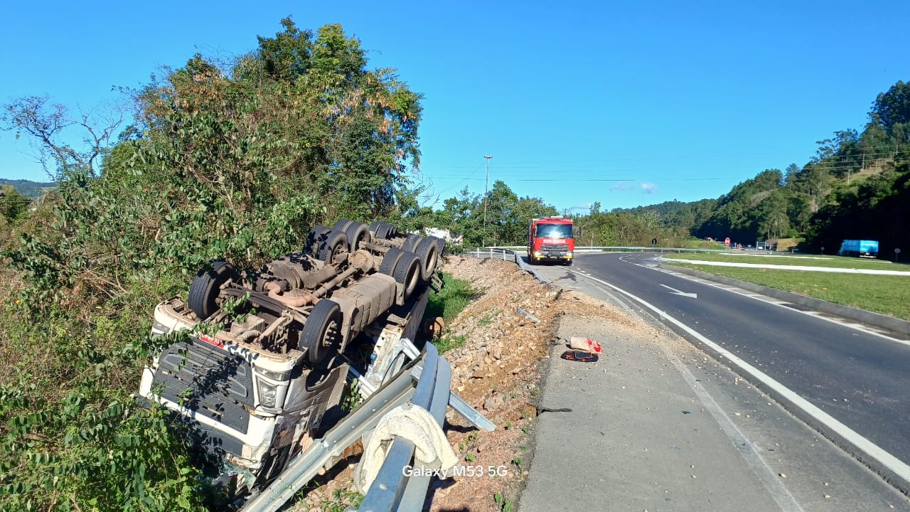 Caminhão sai da pista na BR-470 em Agronômica; motorista é encaminhado ao hospital