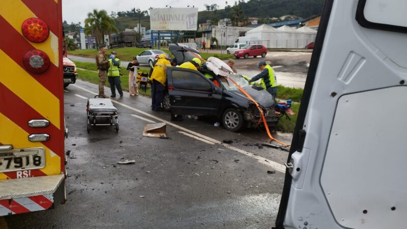 Homem fica ferido em colisão entre carro e carreta na BR-470, em Rio do Sul