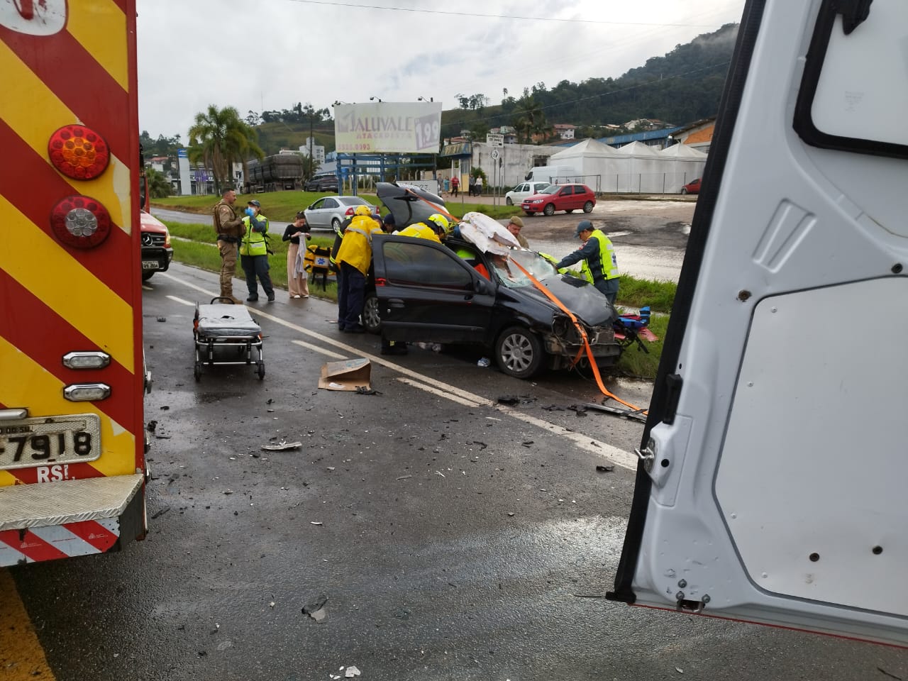 Homem fica ferido em colisão entre carro e carreta na BR-470, em Rio do Sul