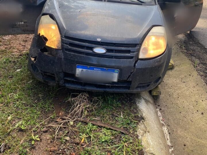 Saída de pista seguida de colisão entre carro e trator mobiliza socorristas em Três Barras