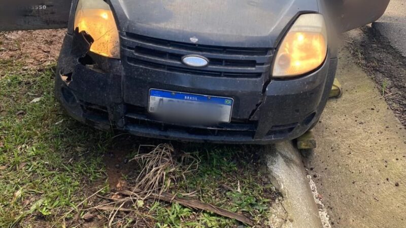 Saída de pista seguida de colisão entre carro e trator mobiliza socorristas em Três Barras