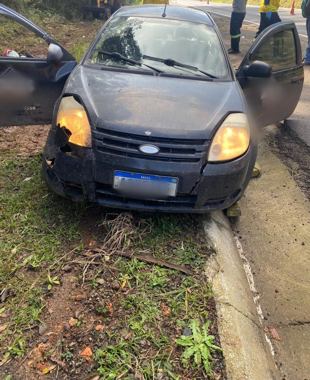 Saída de pista seguida de colisão entre carro e trator mobiliza socorristas em Três Barras