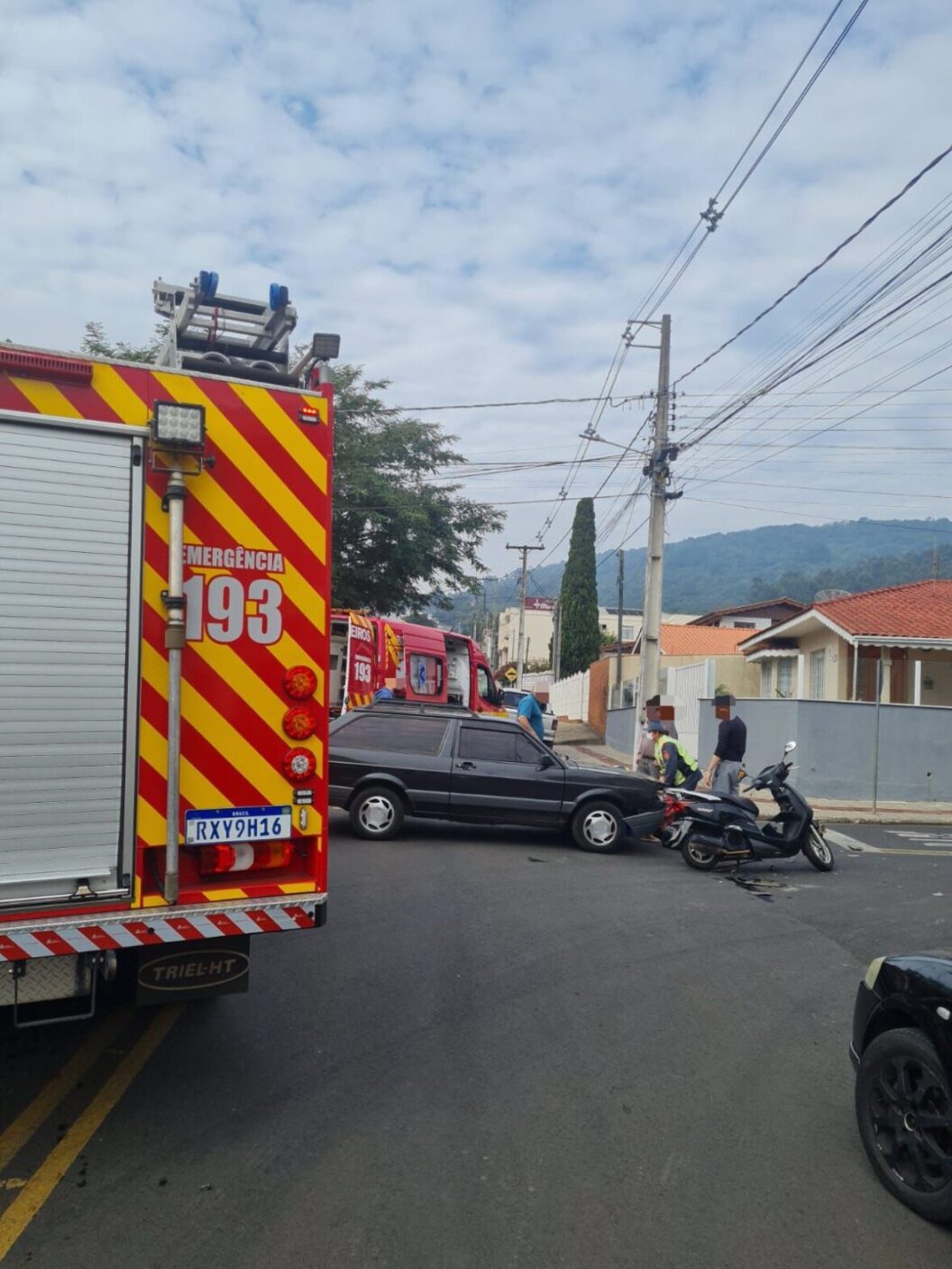 Colisão entre moto e carro deixa mulher ferida em Porto União