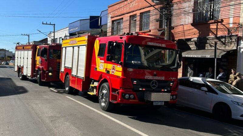 Incêndio em veículo mobiliza bombeiros de Mafra e Rio Negro; idosa é resgatada com segurança