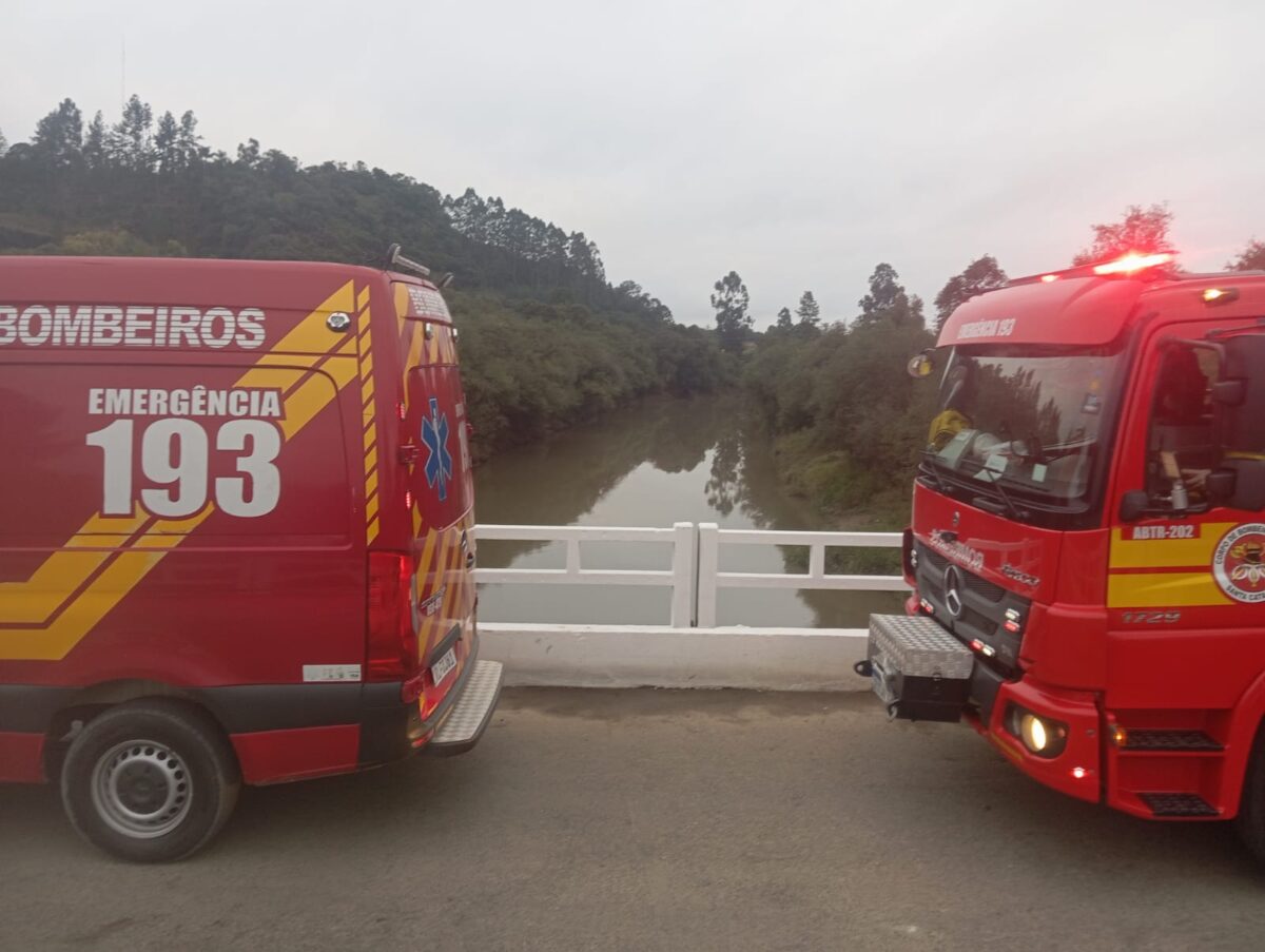 Mulher de 59 anos é resgatada após cair no leito do Rio Canoinhas, em Três Barras