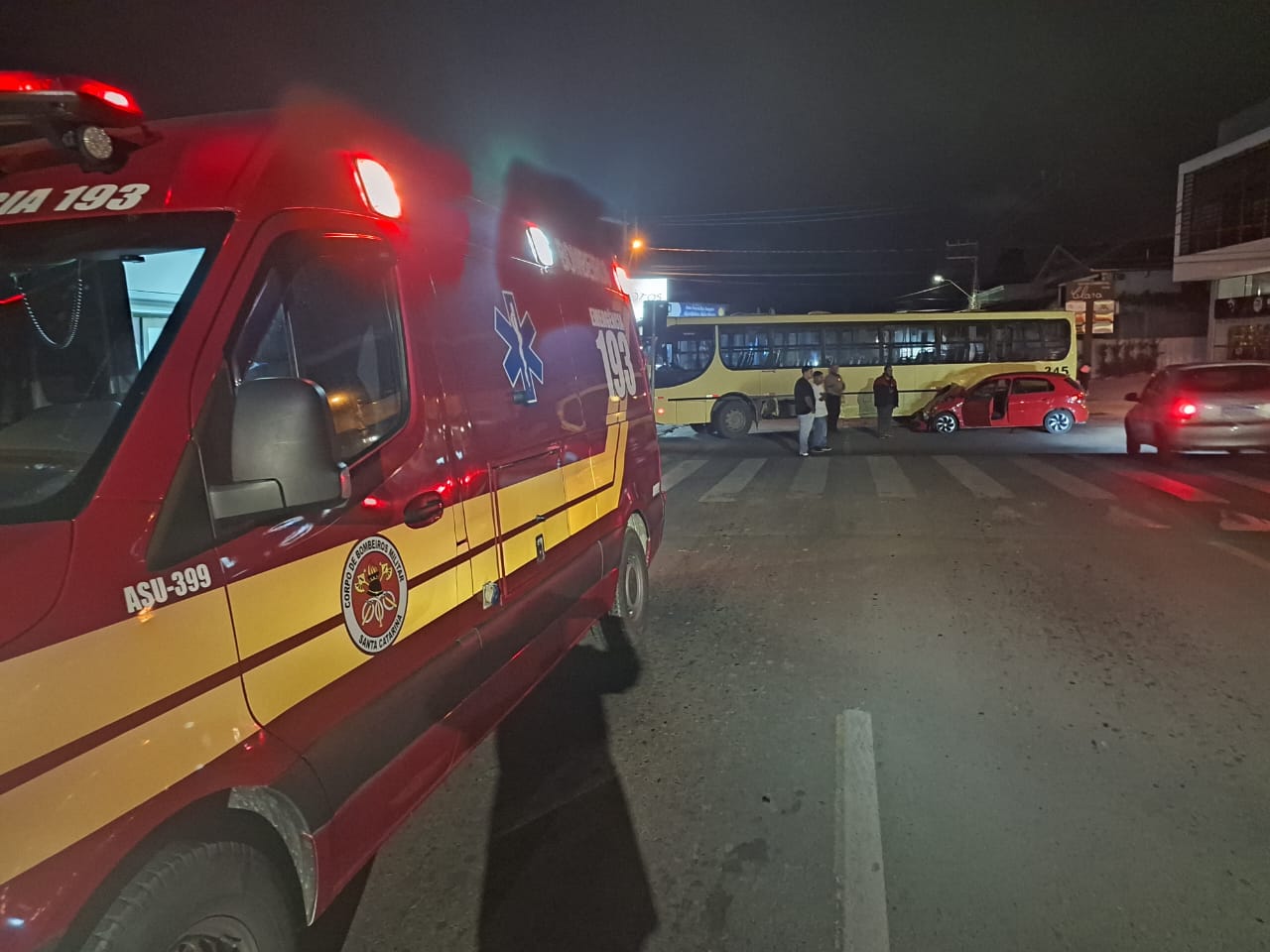 Acidente entre carro e ônibus deixa três feridos em São Bento do Sul
