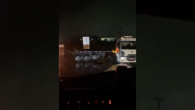 Acidente com carreta deixa filas na BR-101 em Joinville