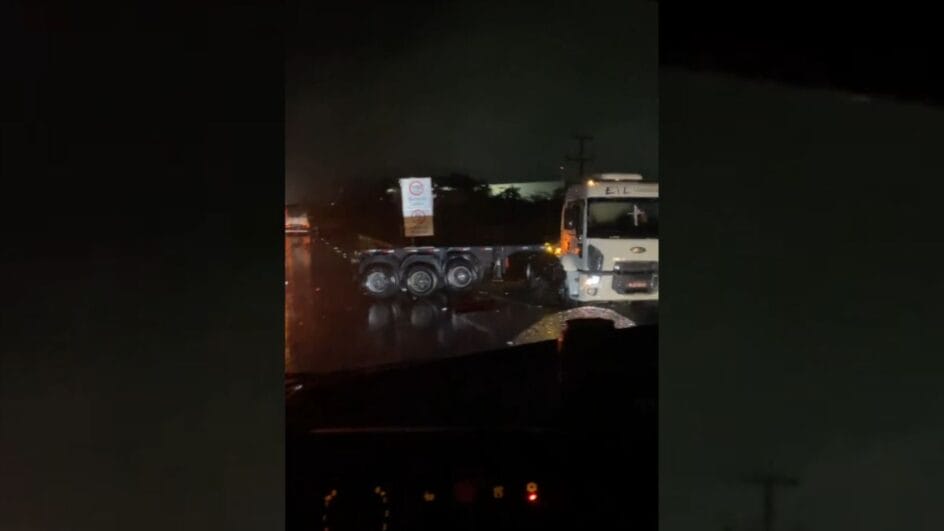 Acidente com carreta deixa filas na BR-101 em Joinville