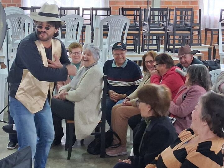 Junho Lilás conscientiza sobre a violência contra a pessoa idosa em atividades promovidas pelo CRAS