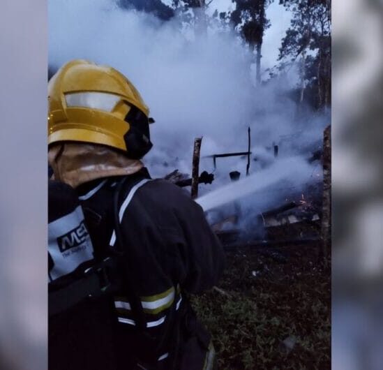 Casa pega fogo e mulher é retirada por vizinhos em Itapoá
