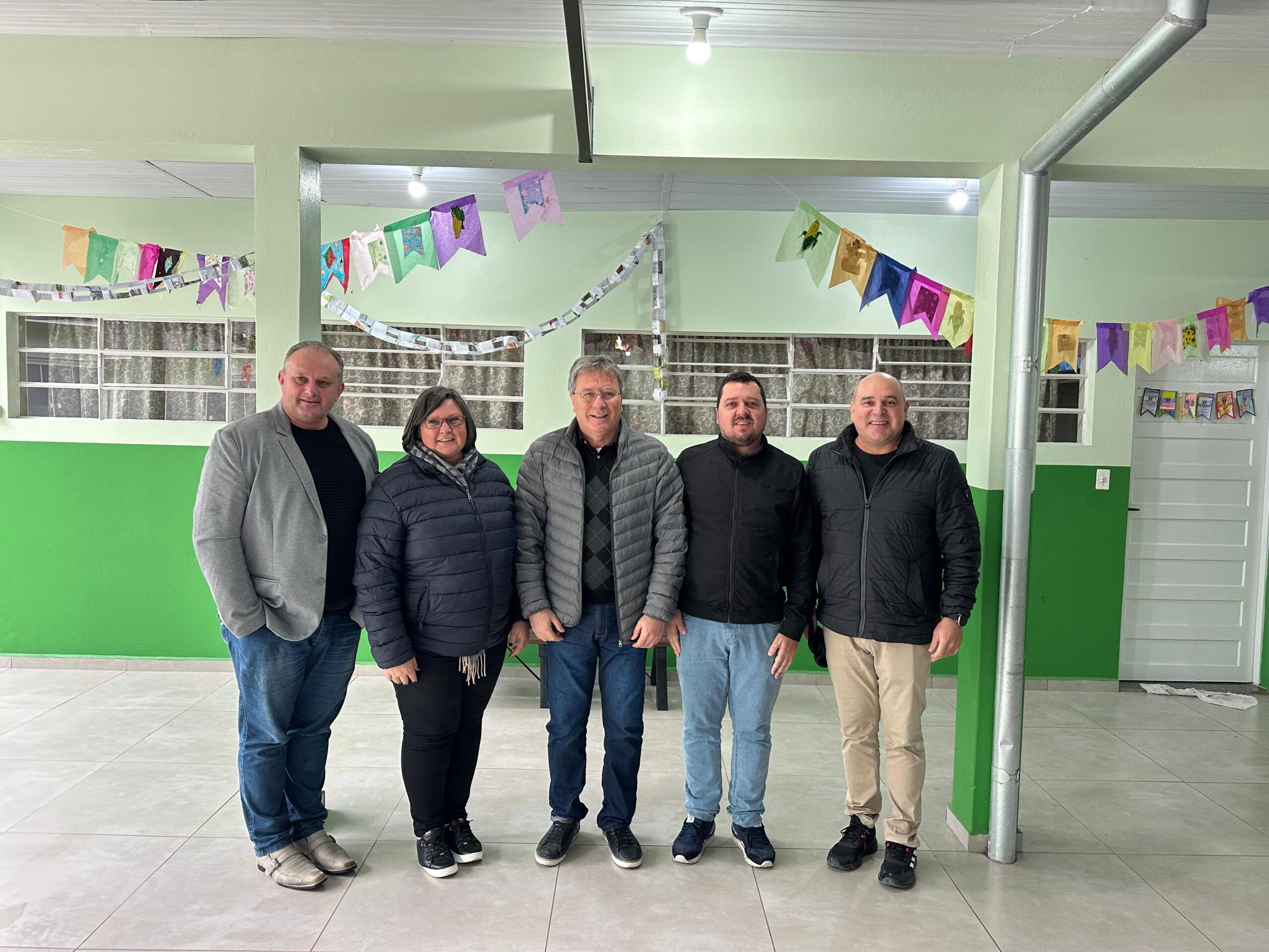 Escola Garibaldina receberá novas melhorias com obras de acesso, quadra coberta e cercamento.
