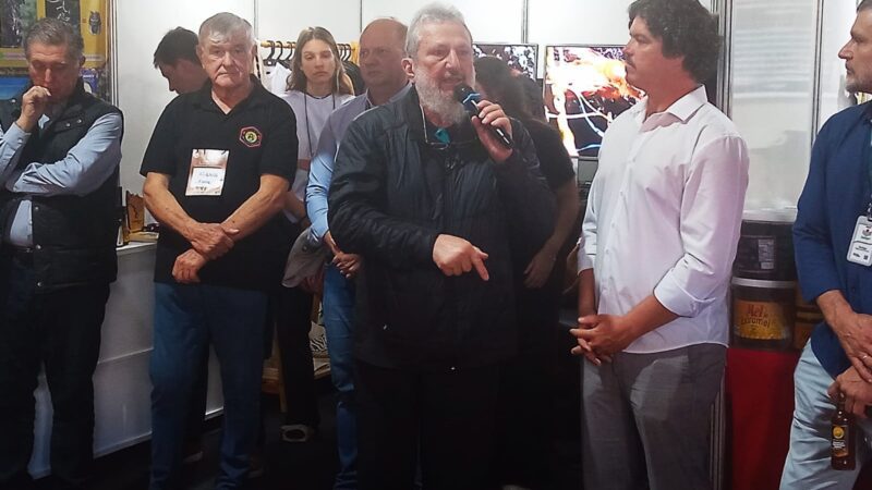 “Não haverá vida se não houver abelha”, diz Padre Pedro na Feira do Mel de Florianópolis