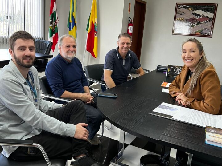 Prefeita Valquíria Schwarz cobra solução da CASAN para abastecimento de água tratada no Alto Santa Terezinha