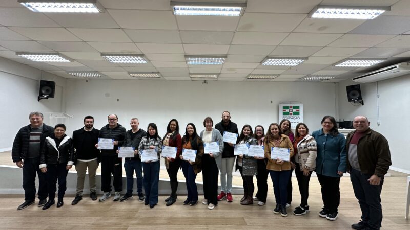 Secretaria Municipal de Educação realiza encontro com diretores e entrega certificados dos Planos de Gestão Escolar