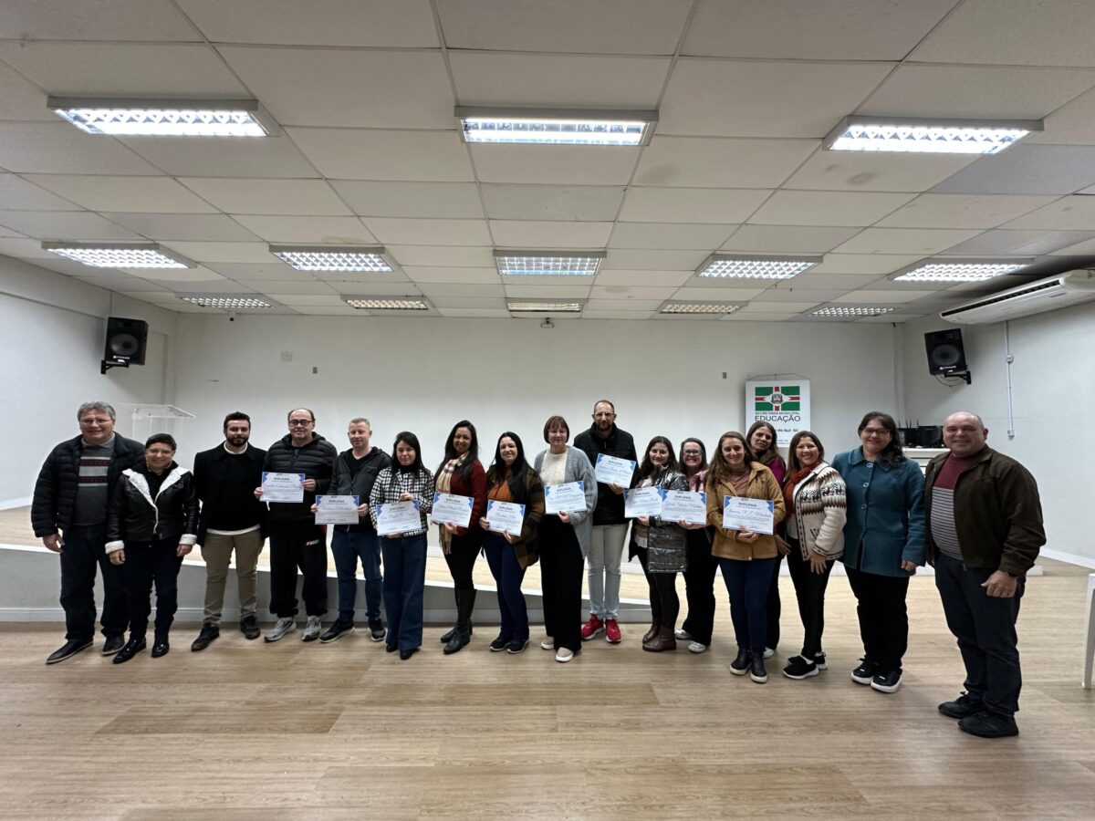 Secretaria Municipal de Educação realiza encontro com diretores e entrega certificados dos Planos de Gestão Escolar