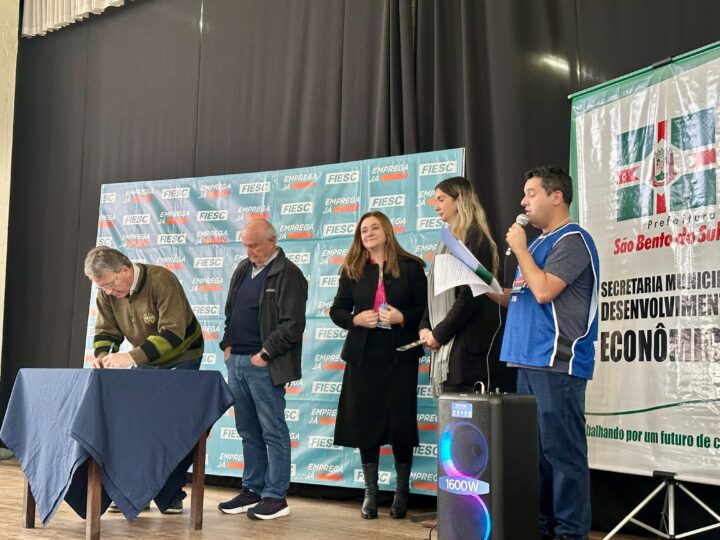 Prefeito assina lançamento do Programa Qualifica São Bento do Sul durante abertura da Feira da Empregabilidade
