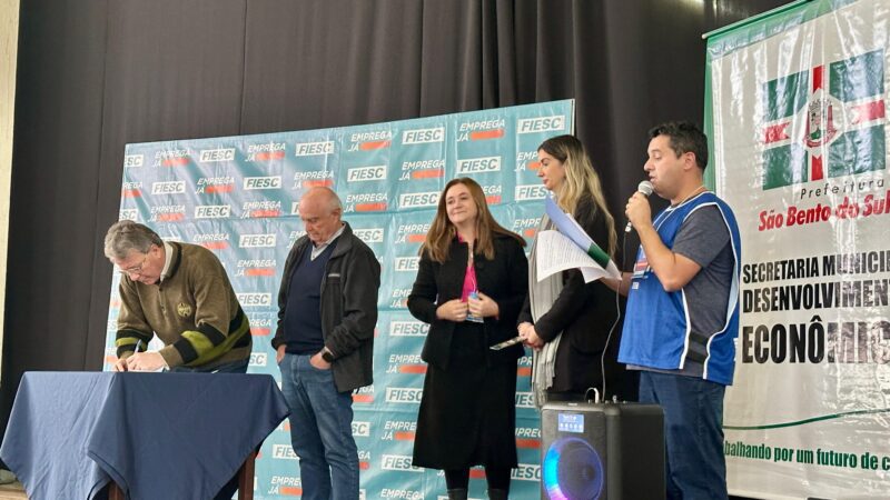 Prefeito assina lançamento do Programa Qualifica São Bento do Sul durante abertura da Feira da Empregabilidade