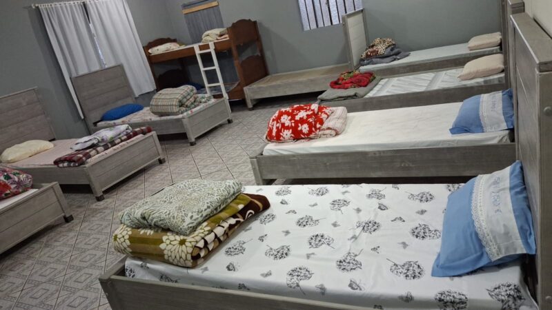 Novo abrigo de inverno começa a funcionar em novo endereço e acolhe 11 pessoas na primeira noite