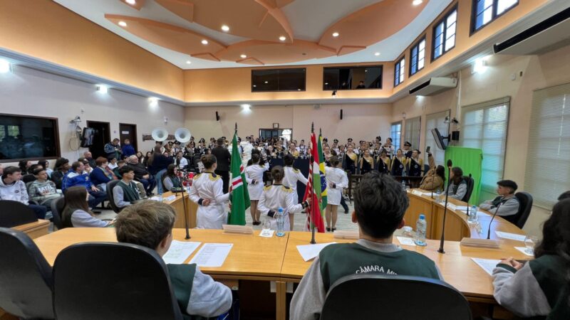 Moções de Aplauso são entregues na sessão da Câmara Mirim