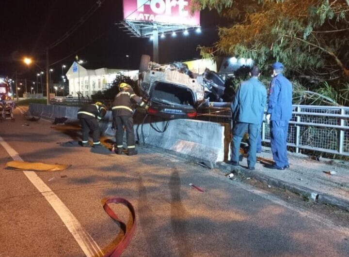 Mulher morre após capotar carro na SC-401, em Florianópolis