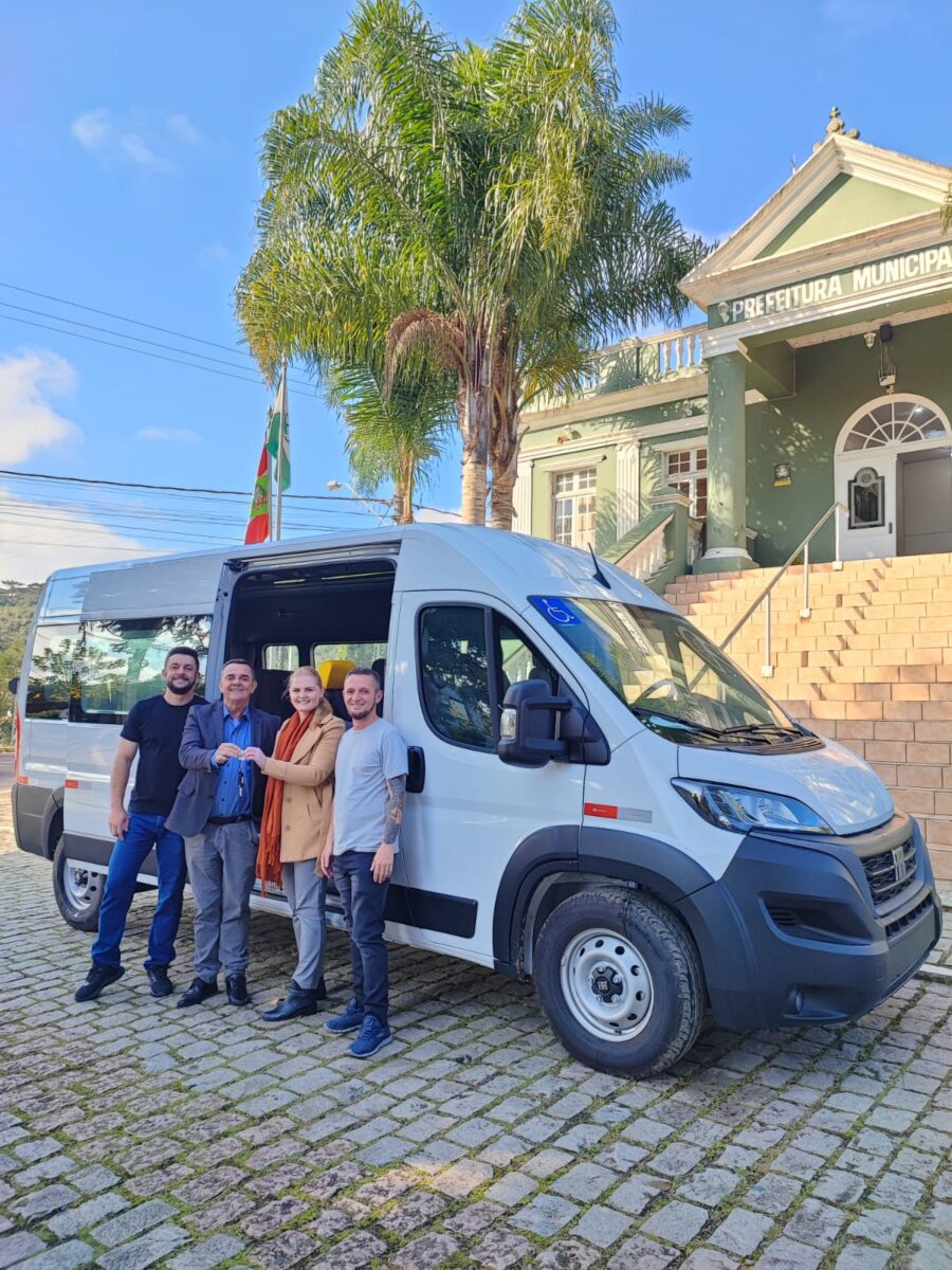 Prefeitura de Campo Alegre Adquire Nova Van para Transporte de Pacientes com Recursos Próprios