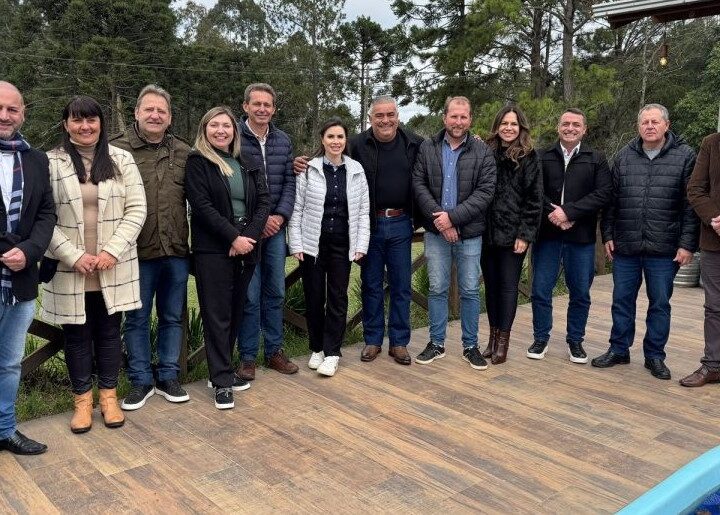 Dez prefeitos declararam que estão fechados com Caroline De Toni na busca pelo Senado