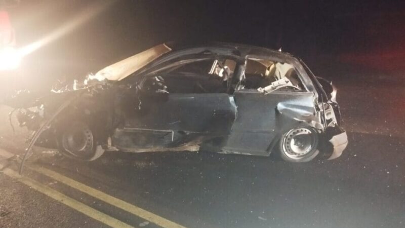 Carro bate em barranco, capota e dois jovens morrem em acidente no Oeste de SC