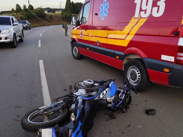 Colisão entre moto e caminhão deixa jovem gravemente ferido em Rio Negrinho