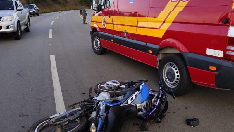 Colisão entre moto e caminhão deixa jovem gravemente ferido em Rio Negrinho