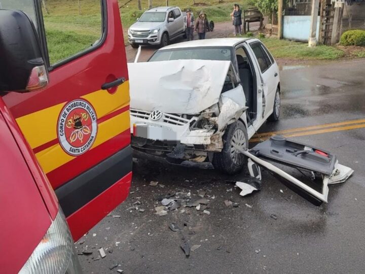 Colisão entre carro e camionete mobiliza bombeiros na SC-418 em Campo Alegre