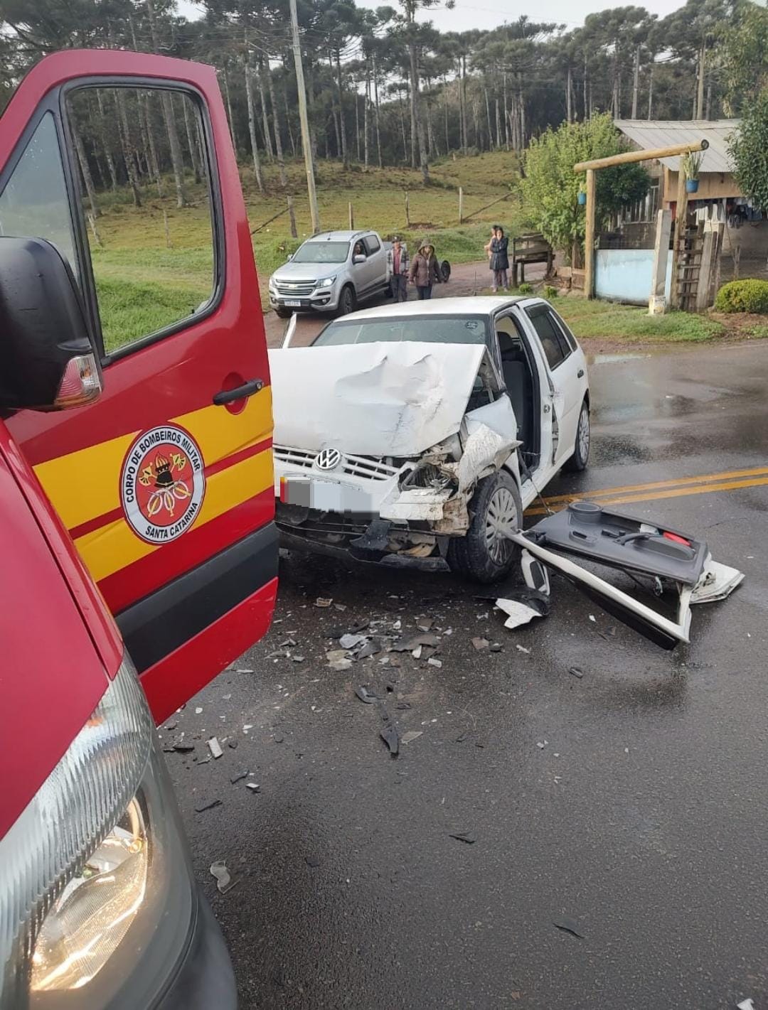 Colisão entre carro e camionete mobiliza bombeiros na SC-418 em Campo Alegre