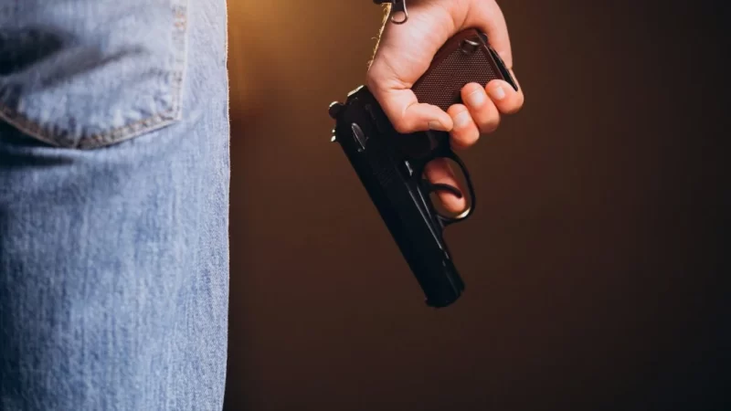 Homem atende a porta de casa e leva tiros em Major Vieira