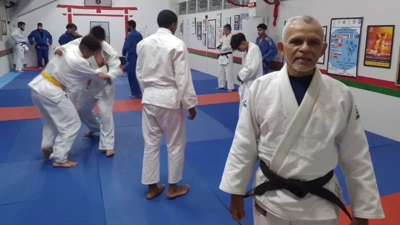 Aos 67 anos, faixa-preta em judô volta à sala de aula e vira estagiário em Criciúma