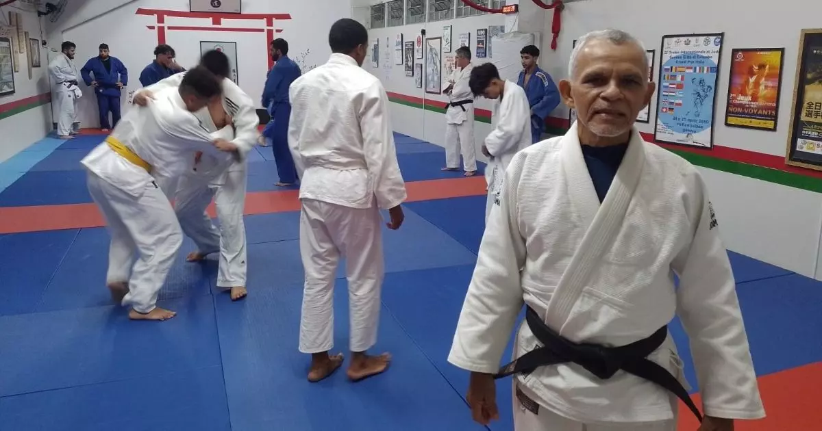 Aos 67 anos, faixa-preta em judô volta à sala de aula e vira estagiário em Criciúma