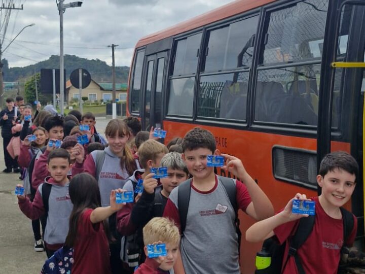 Alunos da EBM Sophia Schwedler recebem primeiros cartões eletrônicos de transporte escolar em São Bento do Sul