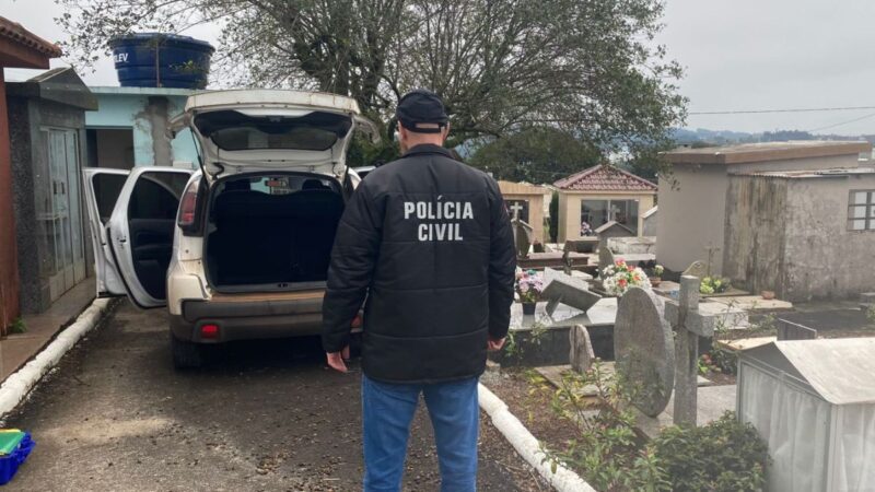 Carro furtado de CRAS em cidade de SC é achado abandonado em cemitério