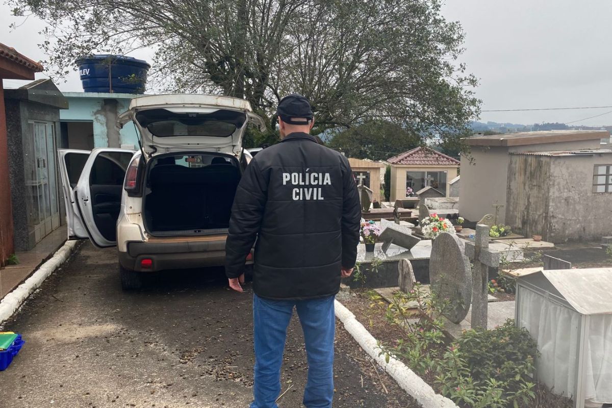 Carro furtado de CRAS em cidade de SC é achado abandonado em cemitério