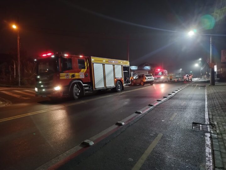 Condutora fica ferida após colidir veículo contra poste em São Bento do Sul