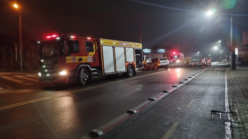 Condutora fica ferida após colidir veículo contra poste em São Bento do Sul