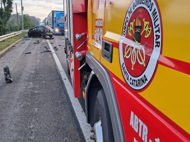 Grave colisão entre carro e caminhões deixa motorista em estado crítico na BR-116, em Papanduva