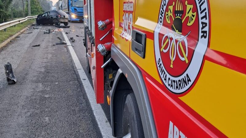 Grave colisão entre carro e caminhões deixa motorista em estado crítico na BR-116, em Papanduva